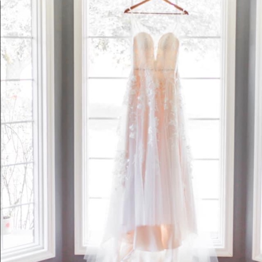Wedding Dress - Picture 1 of 9